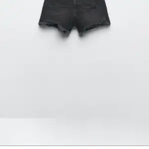 Säljer dessa zara shorts för dem har blivit försmå för mej😊fint skick kom priv för fler bilder