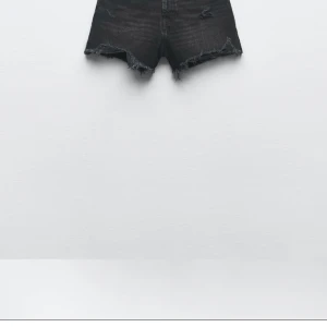 Zara sjorts - Säljer dessa zara shorts för dem har blivit försmå för mej😊fint skick kom priv för fler bilder
