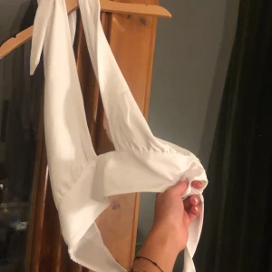 Halterneck topp  - Säljer en söt halterneck topp från hm i storlek S från hm. Har aldrig använt den. 