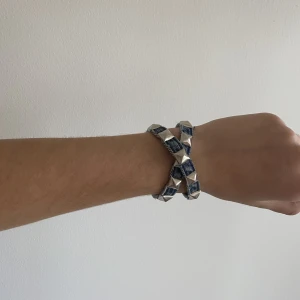 Jenas armband  - Säljer detta coola jeans armbandet! Storleken går att justera 💙