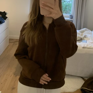 Brun zipup hoodie - Brun zip-up hoodie från shein, därav billigare pris😊