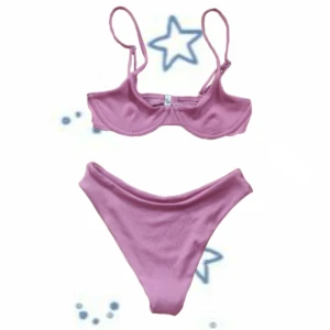 Bikini - Jättesöt rosa bikini köpt här på plick, tyvvär så var den för liten för mig så har aldrig använt den🌟