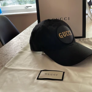 Gucci keps - Skick: 9/10, knappt använd, orginal påse och orginal kartong finns, äkthetsbevis finns även, kontakta vid intresse, PRIS: 1999KR
