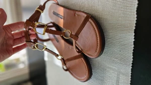 Ralph Lauren sandaler - Jättefina sandaler från Ralph Lauren i stl. 39. De är verkligen i fint skick förutom ett skav allra längst fram, som synes på bilden. Inte mycket använda.