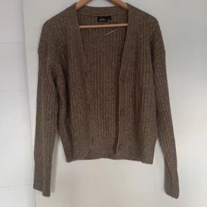 Kofta/tröja - Skön och mjuk brun kofta från Kappahl. 