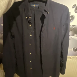 Ralph lauren skjorta  - Ralph lauren skjorta. Som ny,knappt använd. Köpt från inside för 1900