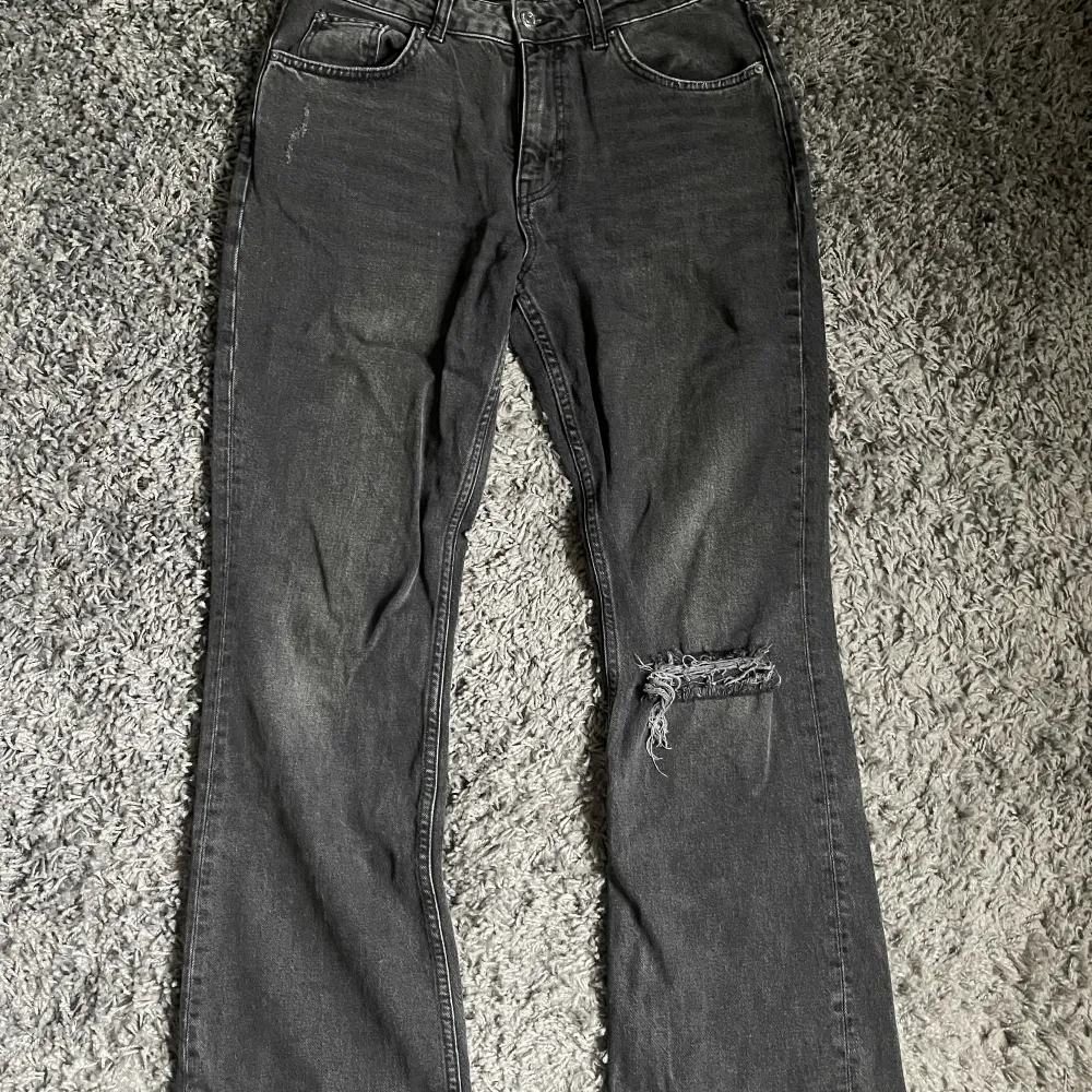 flare jeans gråa . Jeans & Byxor.