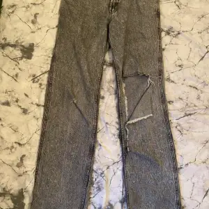 säljer baggy lågmidjade jeans med hål i från NewYorker