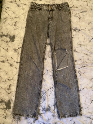 baggy lågmidjade jeans med hål - säljer baggy lågmidjade jeans med hål i från NewYorker