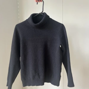 Uniqlo turtleneck - Turtleneck från Uniqlo i ull. Använd men överlag gott skick, obs mindre håll i vänster ärm.