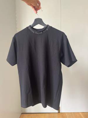 Acne Studios Navid Neck Logo Tee. Använd med gott skick!