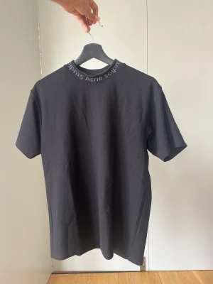 Acne Logo Tee - Acne Studios Navid Neck Logo Tee. Använd med gott skick!