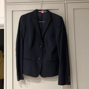 Kavaj - Den är sprillans ny, brukade kosta 2,699 sek 