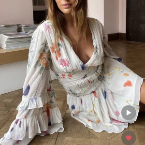 Klänning - Säljer denna jättepopulära klänning från Sanna JörnvikXnakd i nyskick!