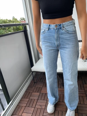 Nya jeans - Säljer helt oanvända jeans från Stradivarius. Prislapp kvar! Hon på bilden 172 cm lång. Kan mötas upp i Sthlm annars står köparen för frakt!