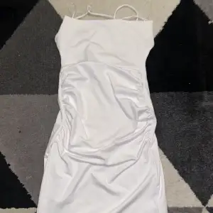 Säljer denna klänning med knyt rygg, en slits längst nertill. Aldrig använt, nypris 300kr. 