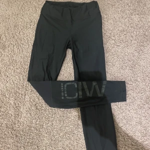 Träningstights  - Ett par svarta träningstights från ICIW. 