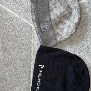 Lv beanie grey and peak performance hat - Säljer en lv beanie och peak performance beanie för 400kr inkl frakt (båda mössorna för 400)