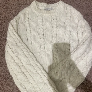 Stickad tröja  - En vit stickad tröja från NAKD💘