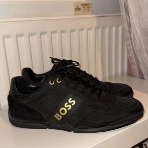 Skor - Ett par Hugoboss skor som jag använt lite men sedan tröttnat på, snygga och stiliga storlek 42,5. Nypris 1695kr köpte från Zalando kvitto finns om de behövs!