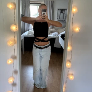 Svart topp med band - Banden går att knyta lite som man vill, bra skick knappt använd 