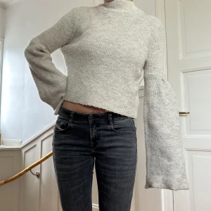 Stickad tröja - Säljer denna stickade tröja med stora ärmar, så skön🤍