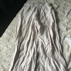 Linnebyxor  - Beiga linnebyxor från Gina tricot , aldrig använda ! ❤️