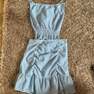 Set från ginatricot - Jättefint set från ginatricot! Nyskick, sparsamt använd! Både kjolen och toppen är i storlek XS.