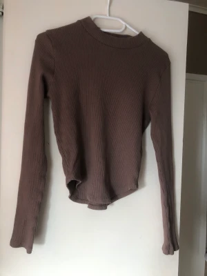 Tröja långärmad  - Långärmad oanvänd tröja från gina. Storlek m men är som en s/m