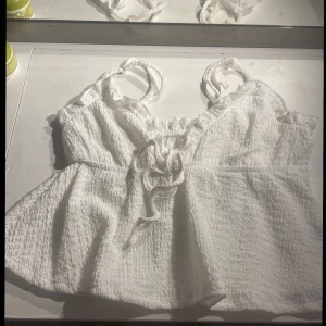 Vit topp  - Säljer en helt ny vit topp med fina detaljer. Aldrig använd pga att jag beställde i fel storlek. Storlek XS/S 💛 