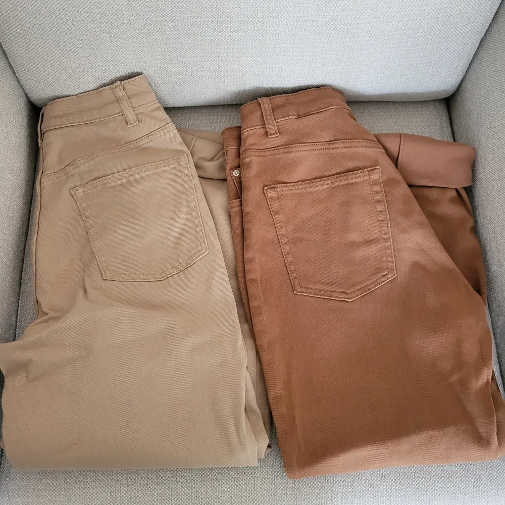 2 byxor i beige och brun, endast använt de bruna omkring 2-3 gånger, den beiga är helt oanvänd! En för 25kr, om man köper båda tillsammans: 40kr!💕. Jeans & Byxor.