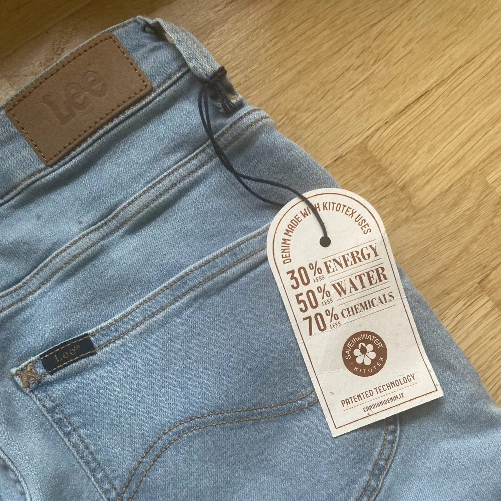 Helt oanvända ljusblåa jeans från Lee i storlek 27/33. Prislappen sitter kvar. Köpta för några år sedan för 1100kr, säljer för 799kr men priset kan diskuteras🫶. Jeans & Byxor.