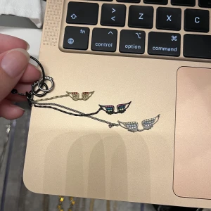 Zadig voltaire - Säljer detta zadig och Voltaire örhänge, köpt för 1200, säljer för 800 men pris går att diskutera💕