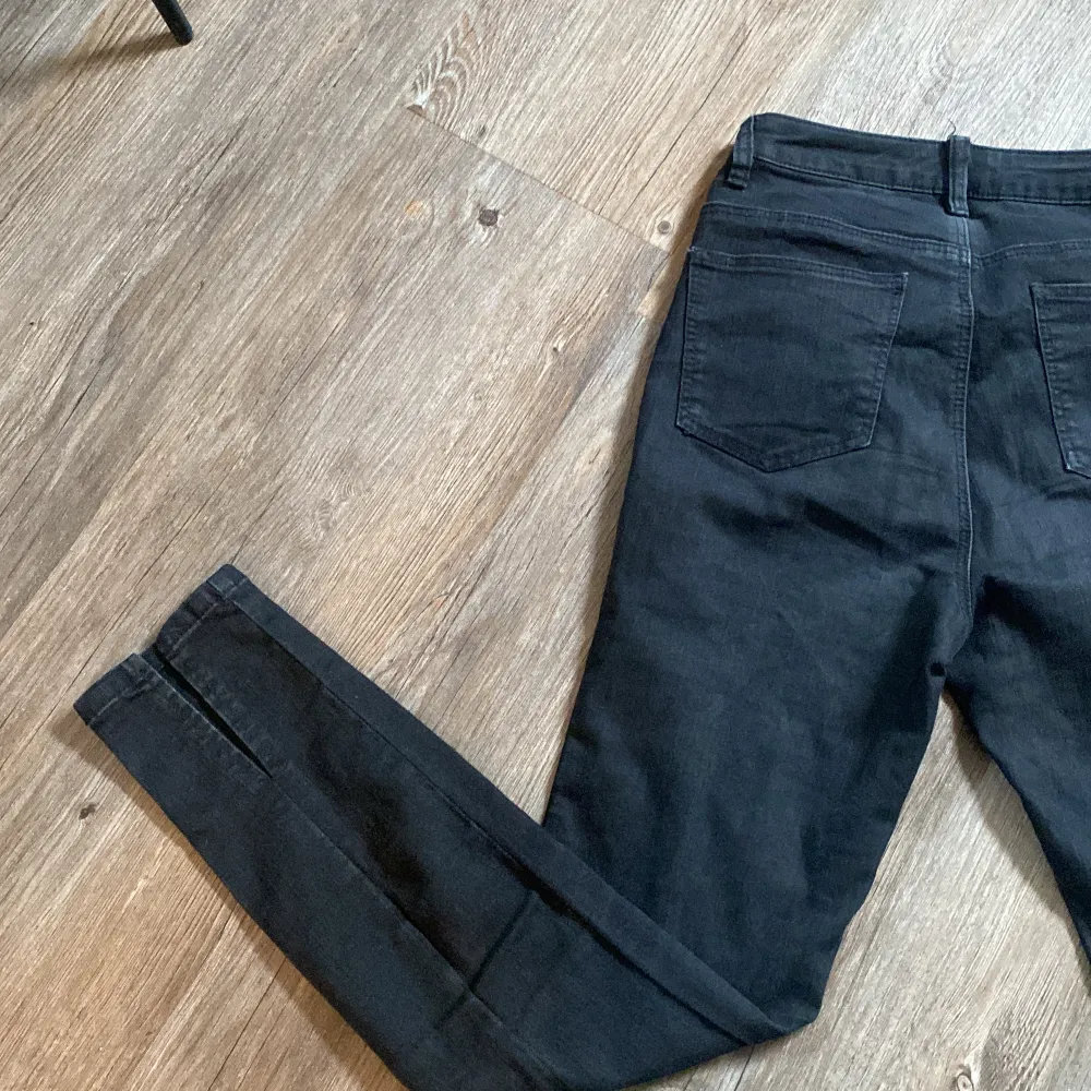 Svarta jeans med som och slits framtill från NA-KD.. Jeans & Byxor.