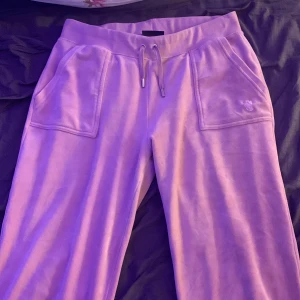 Jucy byxor - Som nya använt dom fåtal gånger, storlek L men sitter lite tajtare, knappar och allt sitter kvar på dom. 