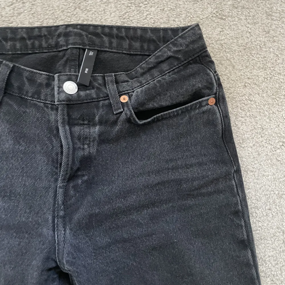 Midrise svarta jeans från weekday i storlek 36 💓 . Jeans & Byxor.