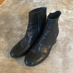 Billi bi pumps, storlek 39 - Pumps från Billi bi i  läder i storlek 38. 5 cm hög klack och rundad tå. Ena gummisulan har gått av och behöver därför bytas ut, men annars otroligt sköna och bra kvalité!