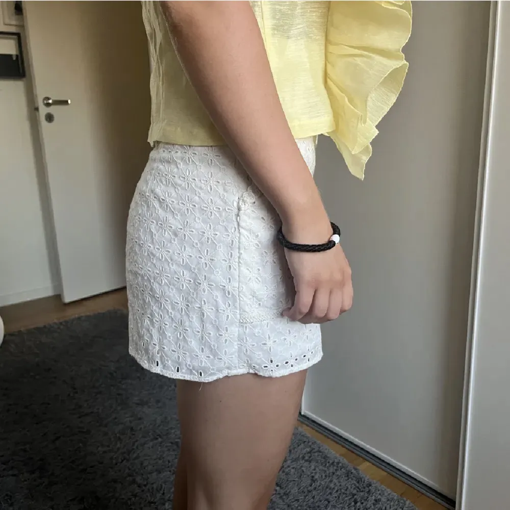 Säljer dessa vita zara broderade shorts, köpa förra sommaren men knappt använda!. Shorts.