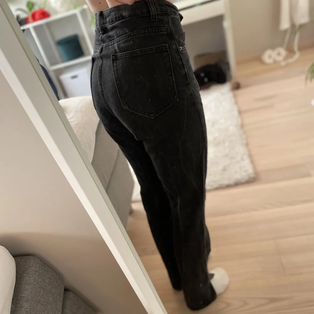 Svarta jeans med slits från Venderbys som tyvärr vars knapp har lossnat (därav priset) men enkelt att sätta dit en ny! De var från början helsvarta men tycker att det är snyggt när det är lite spräckligt men går att göra helsvarta igen om man vill det.. Jeans & Byxor.