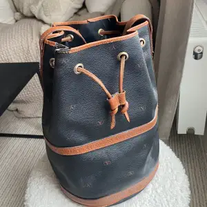 Kollar intresset/säljer min vintage bucket bag från Valentino. Den är köpt från Italien och är från 80-talet, därav skicket. Köptes dyrt men den börjar bli väldigt trött och säljs därför billigt för jag hoppas någon vill ta hand om denna vackra väska. 