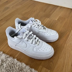 Nike skot - Nike skor som nästan är nya🤍 storlek 40