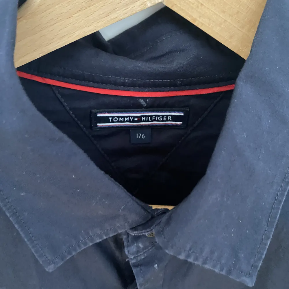 Mörkblå Tommy Hilfiger, använd väldigt få gånger. Storleken är 176 men den passar XS! Nypris 800 Mitt pris 350kr, går att diskutera!. Paidat.