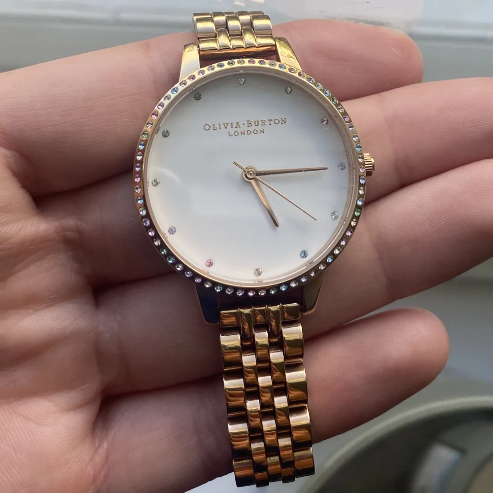 Säljer nu min fina klocka från Olivia Burton (köpt på asos för ca 900kr). Den är sparsamt använd och i fint skick förutom en lätt slitning i färgen vid spännet (se bild 3) Säljer pga att jag inte använder den 💗. Accessoarer.