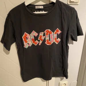 T-shirt - Svart t-short med tryck från stradivarius i storlek S