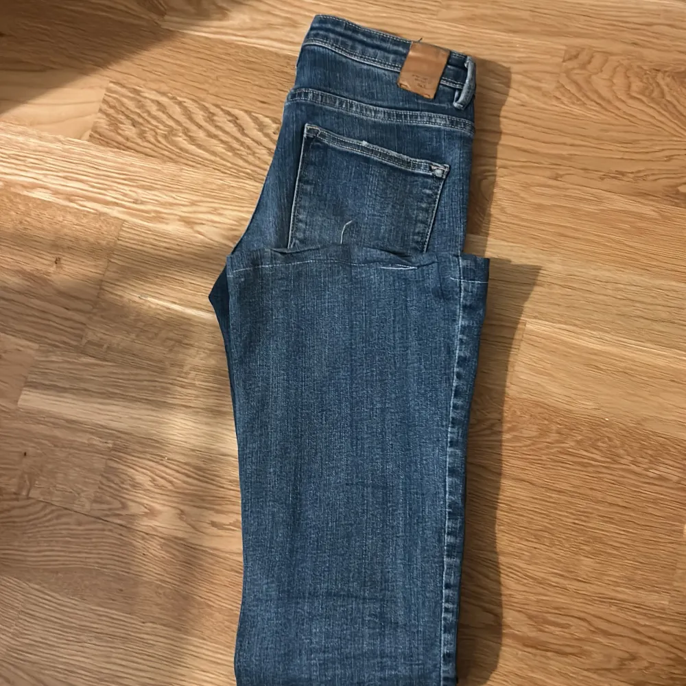 Säljer dessa lågmidjade jeans som inte passar mig vid midjan då de är jätte tighta. Tror de är vintage Zara. Jeans & Byxor.