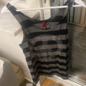 Coolt linne - Fint randigt linne. Stl 36/S. Nästan alla rhinestones kvar. Skulle nog va fint om man croppade den också.