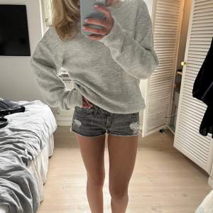 Gråa Low waist shorts från pull and bear. Shortsen är i storlek 34, sitter som en xs. De är köpta på Plick innan men är i bra skick och jag har själv inte användt dem. Kontakta för fler bilder💗