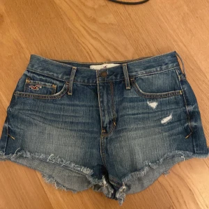 Jeansshorts  - Jeansshorts från hollister i bra kvalitet. Säljer då det är för stora för mig. Priset kan diskuteras💗