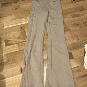 Beiga byxor  - Beiga byxor xs  50kr 