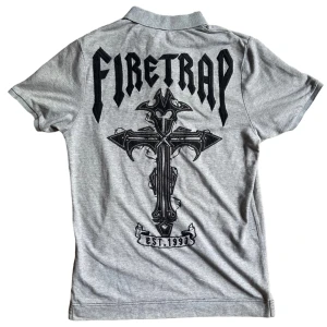 Firetrap piké  - Brodering på hela baksidan, köpt i Skottland 🏴󠁧󠁢󠁳󠁣󠁴󠁿